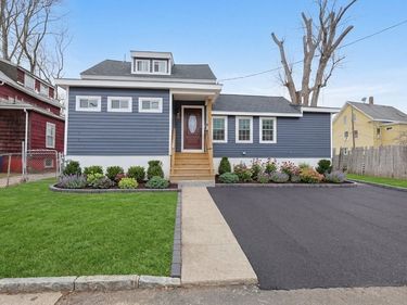 3 Robert St, Attleboro, MA 02703