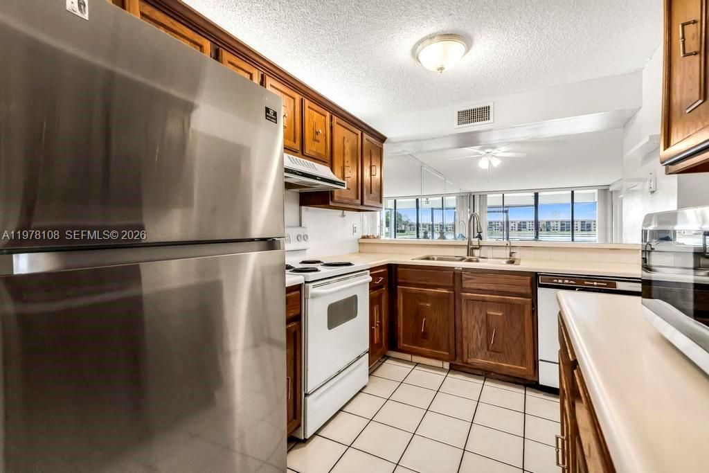 5802 Coral Lake Dr , Unit 102, Margate, FL 33063 Photo