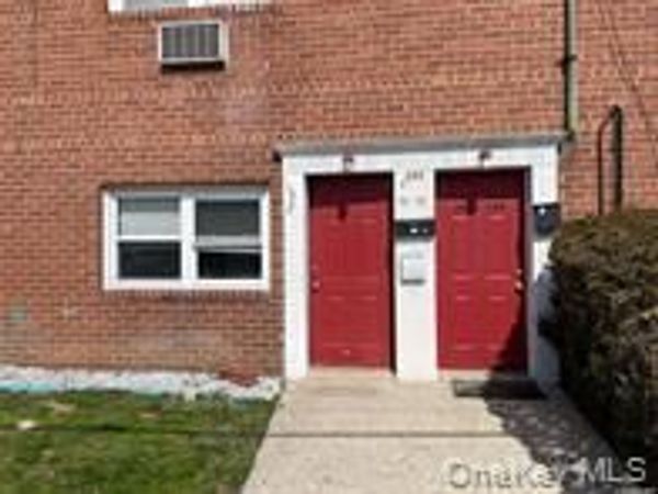 1690 Newbridge Road , Unit 2SW, North Bellmore, NY 11710