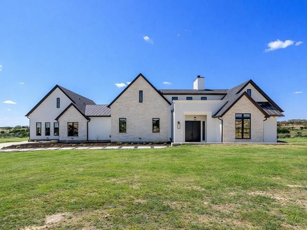 1051 N Cattlemans Crossing DR, Kerrville, TX 78028