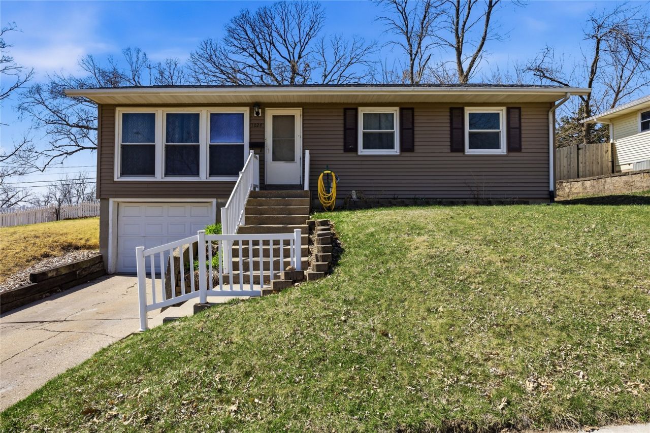 1024 Cheyenne Rd Nw, Cedar Rapids, IA 52405 Main Photo