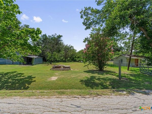 101 West Avenue , Florence, TX 76527