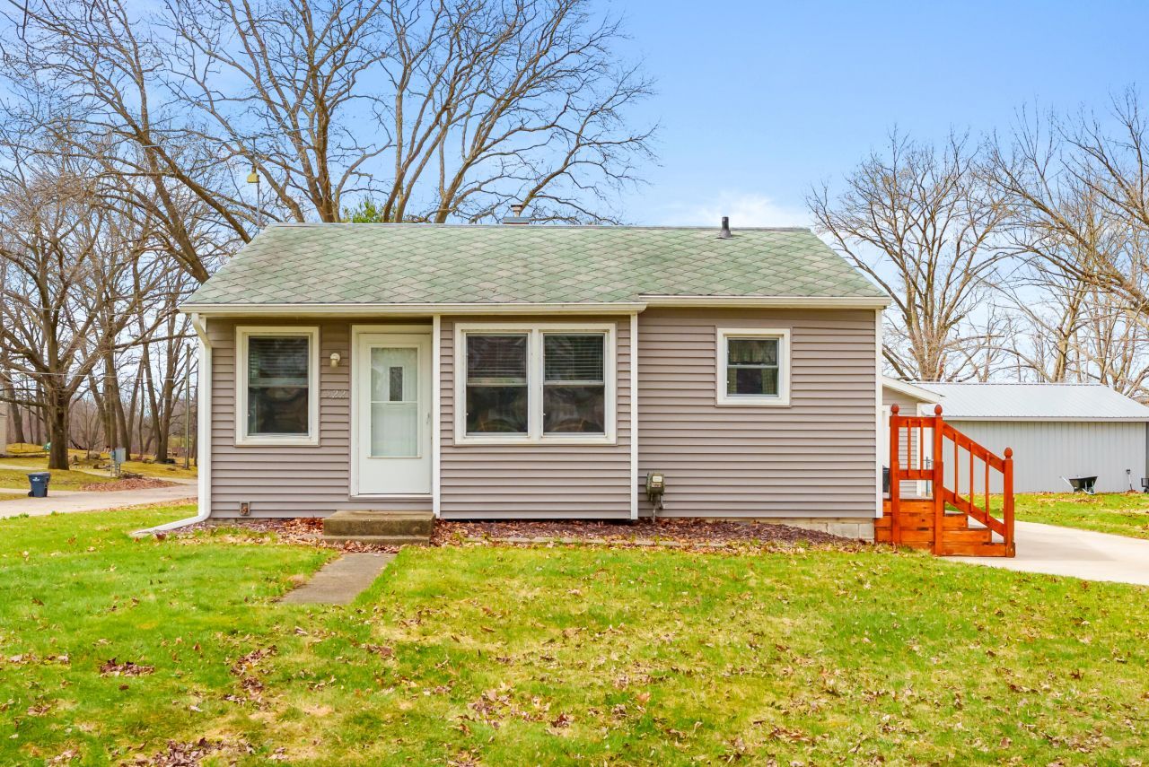 522 Lake Boulevard, Paw Paw, MI 49079 Main Photo