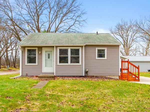 522 Lake Boulevard, Paw Paw, MI 49079