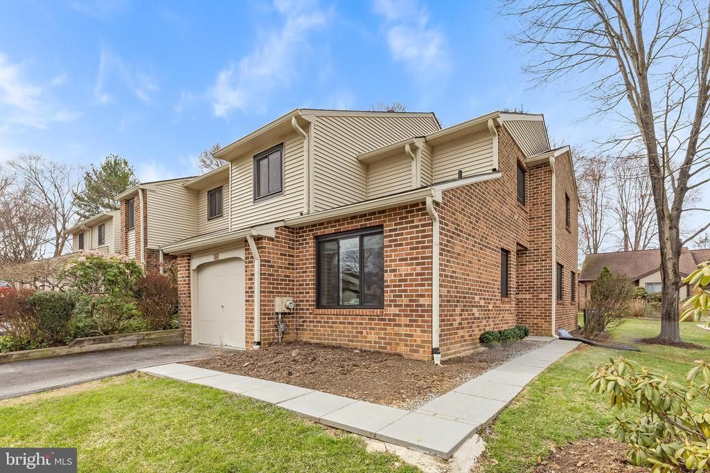 306 HANOVER COURT , CHESTERBROOK, PA 19087