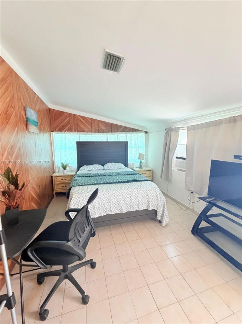 19631 NE 12th Ct , Unit EFF, Miami, FL 33179 Photo