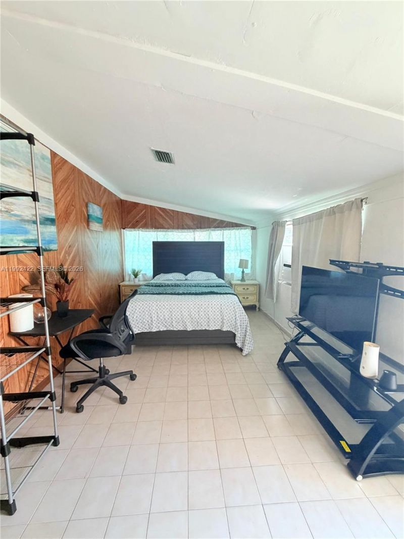 19631 NE 12th Ct , Unit EFF, Miami, FL 33179 Photo