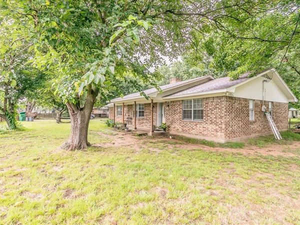 904 Sherman St, Tioga, TX 76271
