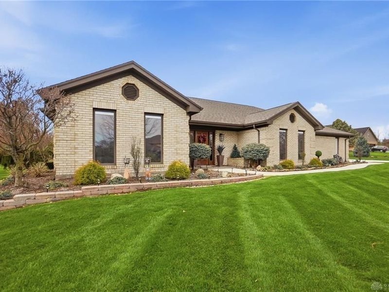 610 Stonecress Drive, Tipp City, OH 45371 Photo 2