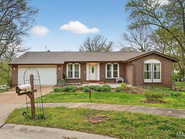 2 Silveroak Court, Manchester, MO 63021