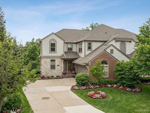 3838 N Winding Brook Cir Circle, Rochester Hills, MI 48309