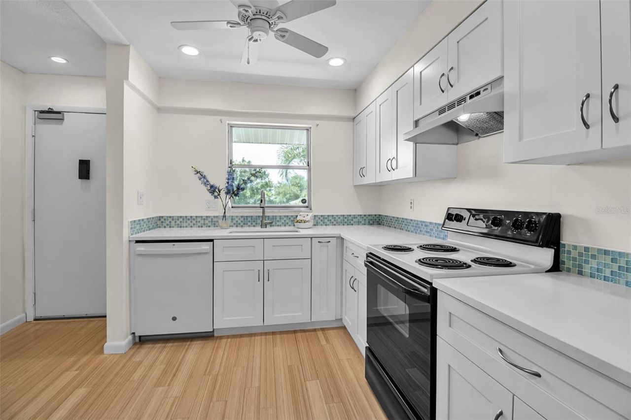 3987 Maceachen Boulevard, Unit 133, Sarasota, FL 34233 Photo