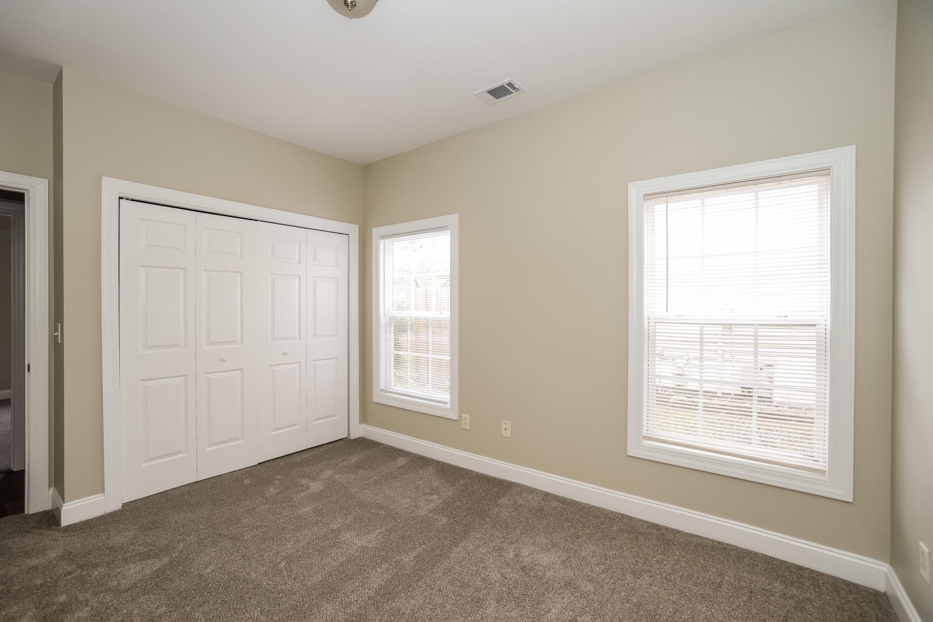 4901 Pineridge Road Photo 7