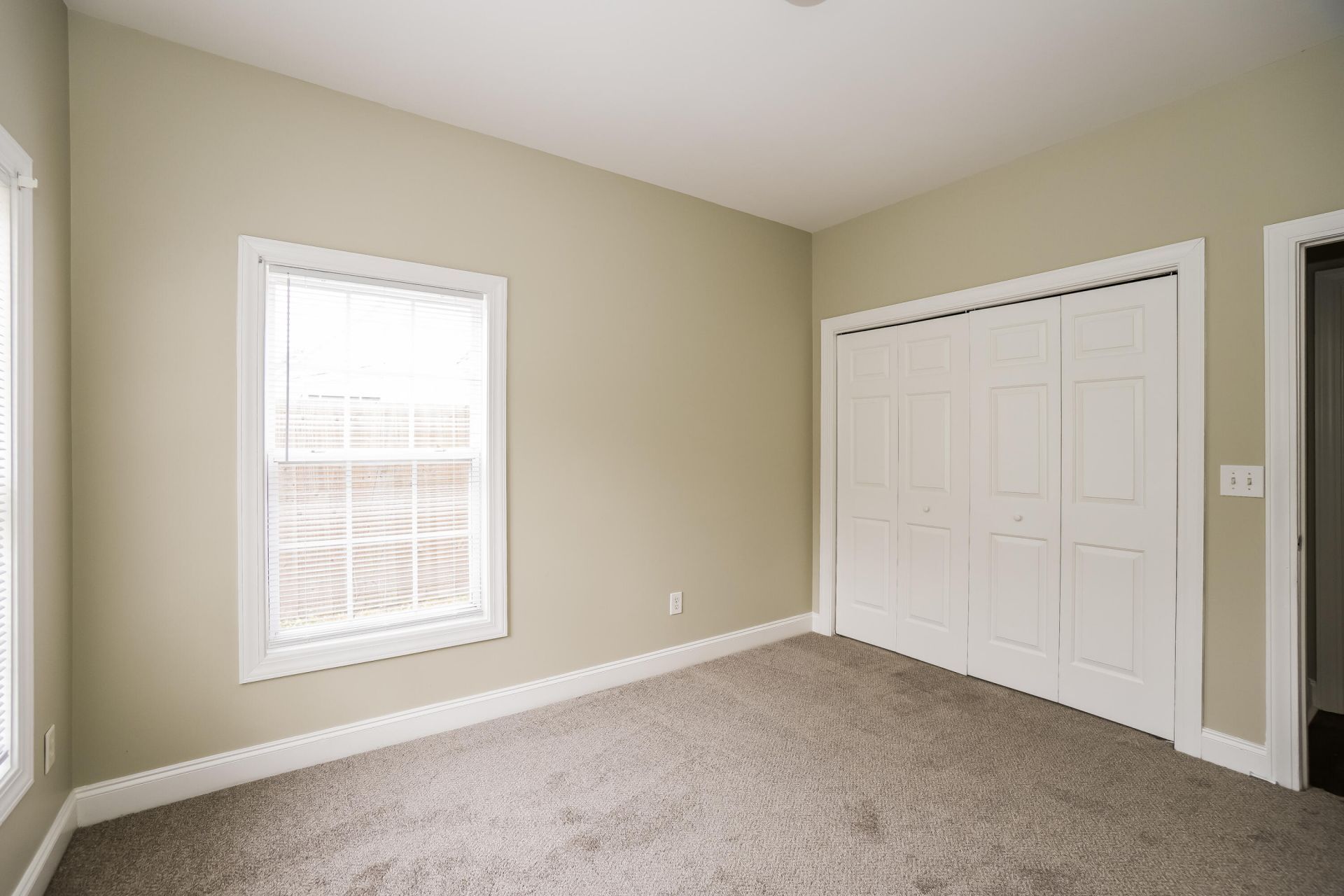 4901 Pineridge Road Photo 9