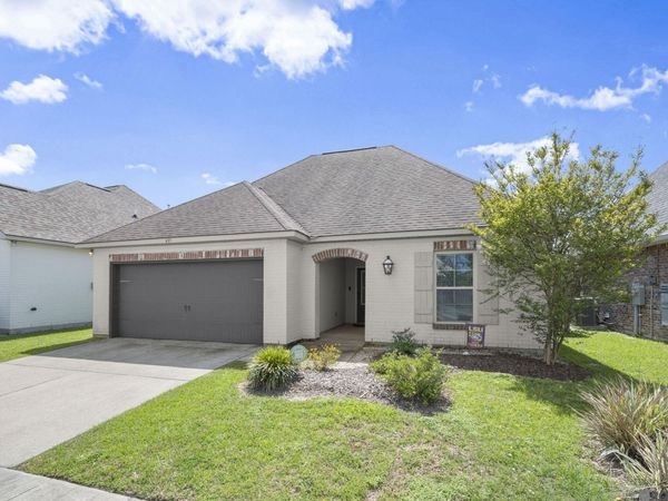 471 Lake Breeze Dr, Baton Rouge, LA 70820