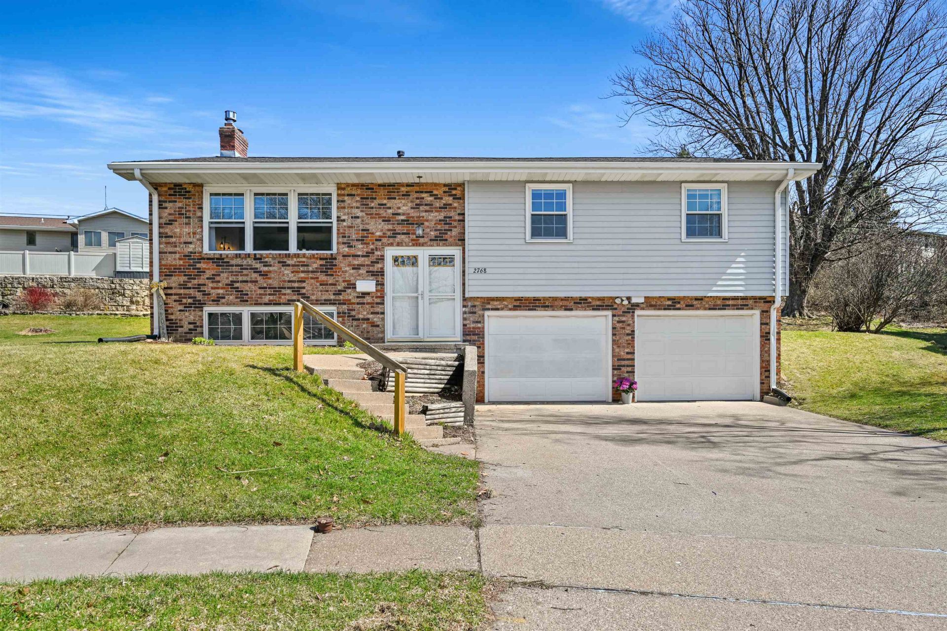 2768 Hickory Hill Court, Dubuque, IA 52001 Main Photo