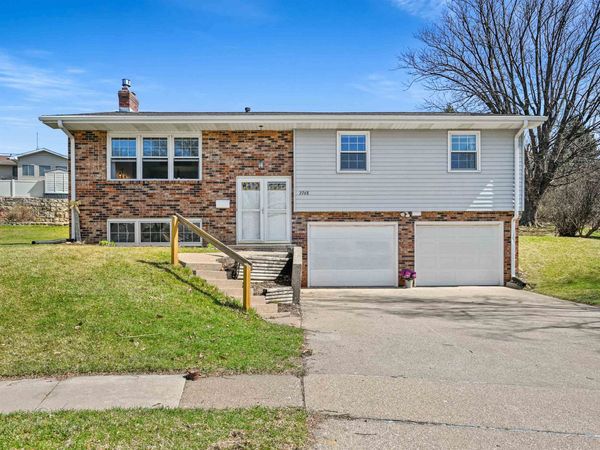 2768 Hickory Hill Court, Dubuque, IA 52001