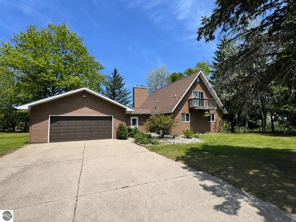 1035 Cantabrian Drive, Lake Isabella, MI 48893