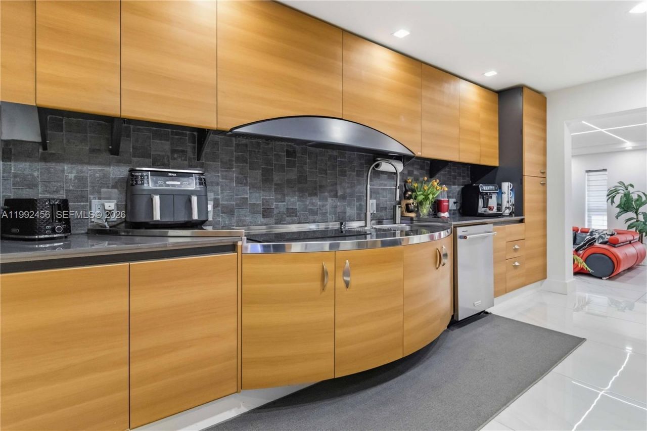 1321 NE 148th St, Miami, FL 33161 Photo