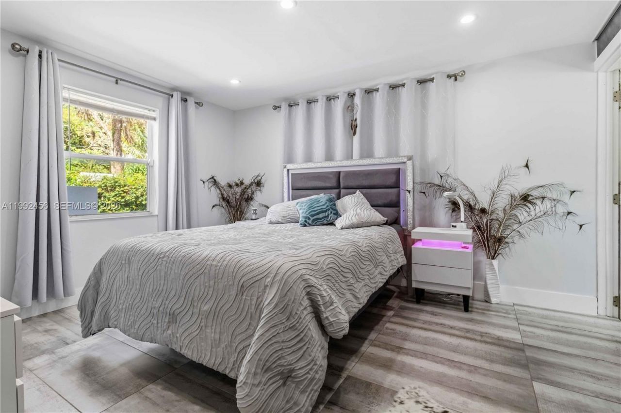 1321 NE 148th St, Miami, FL 33161 Photo