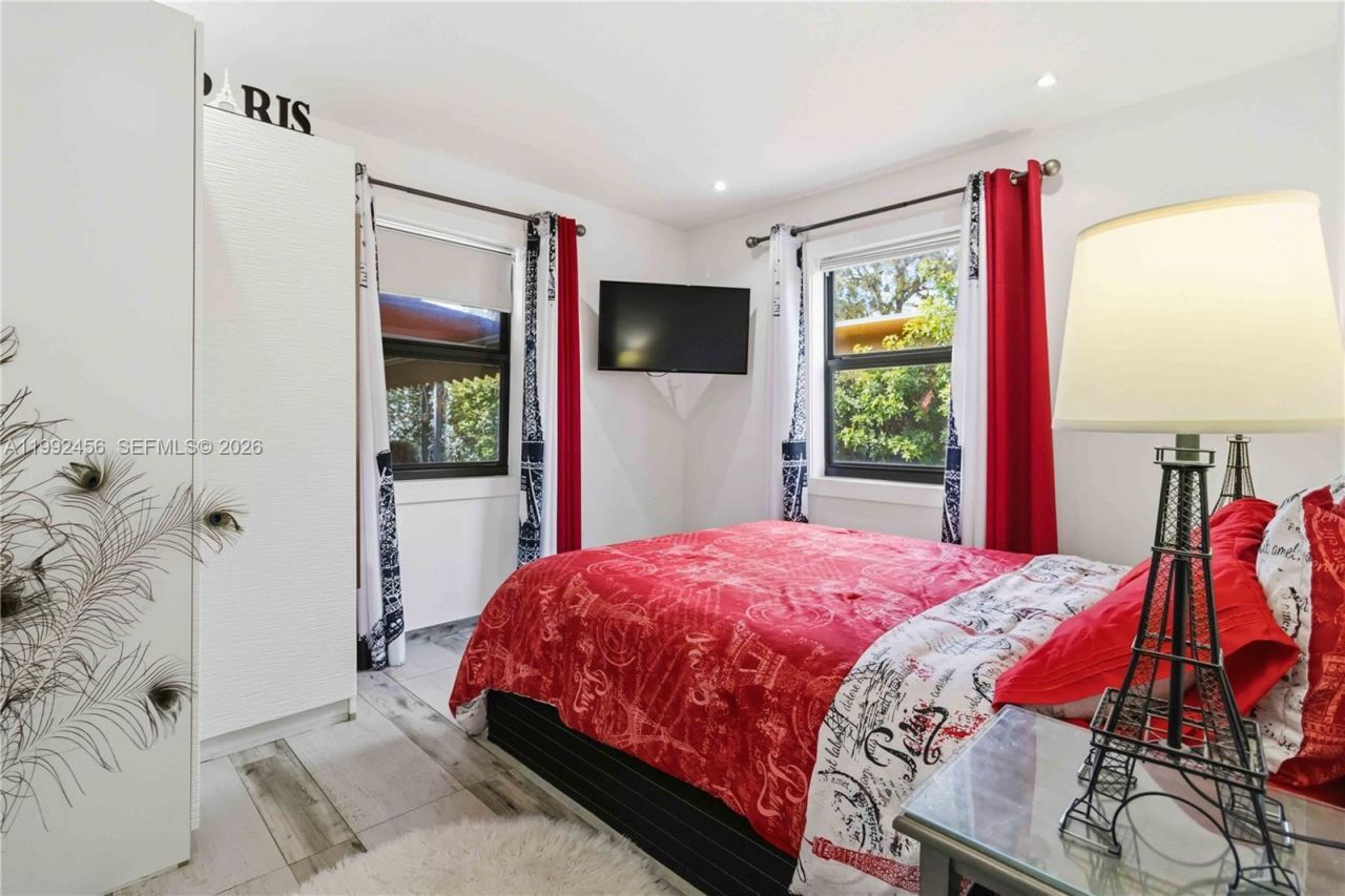 1321 NE 148th St, Miami, FL 33161 Photo