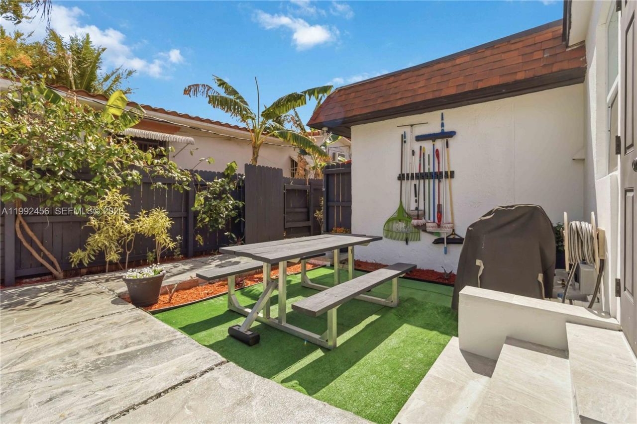 1321 NE 148th St, Miami, FL 33161 Photo