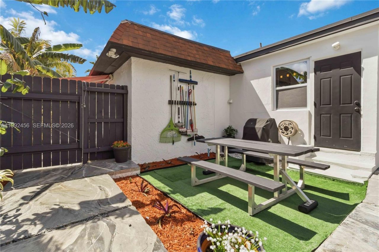 1321 NE 148th St, Miami, FL 33161 Photo