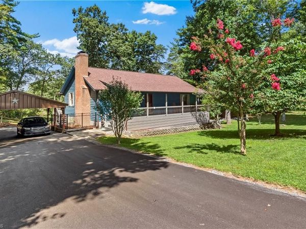 1502 Greenstreet Drive , Traphill, NC 28685