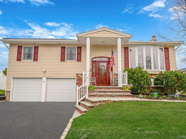27 Spencer Way, Kings Park, NY 11754