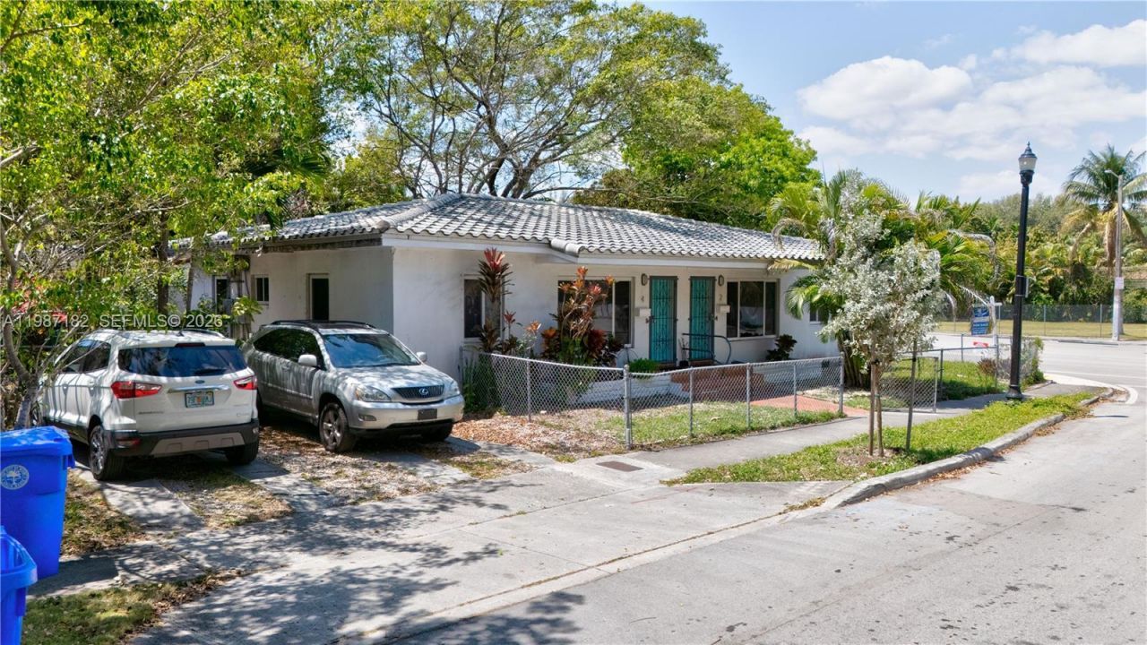 2 NE 45th St , Miami, FL 33137 Photo