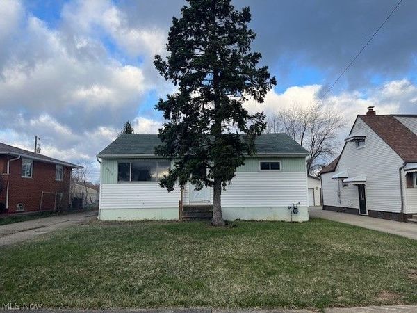 6330 Stonecrest Drive , Brook Park, OH 44142