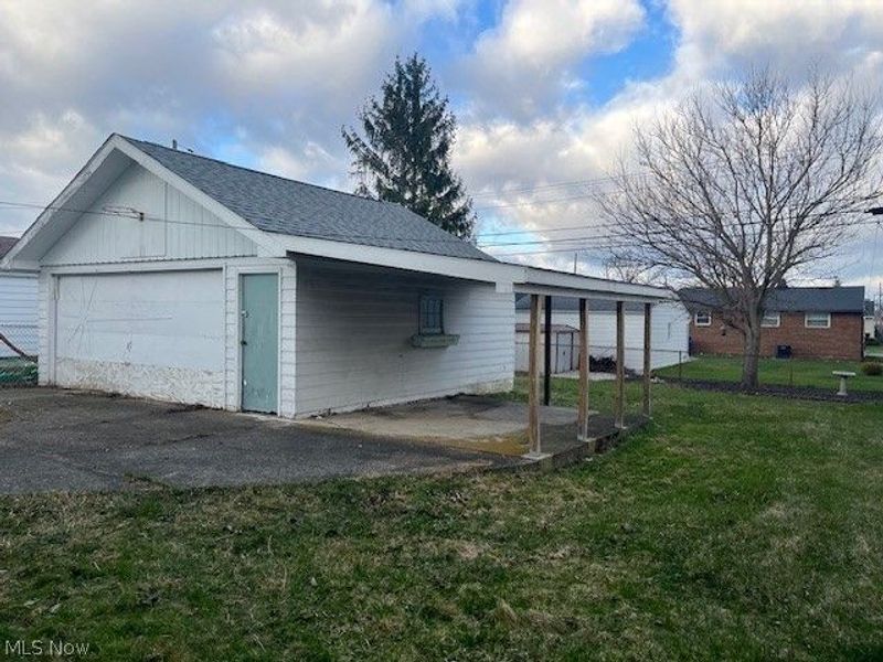 6330 Stonecrest Drive , Brook Park, OH 44142 Photo 2