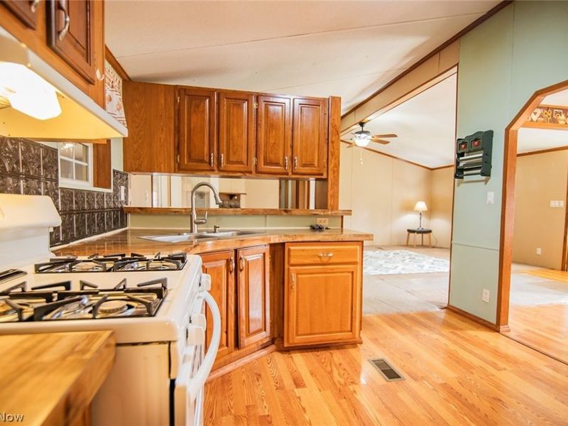 13533 Emerson Avenue, Williamstown, WV 26187 Photo 10