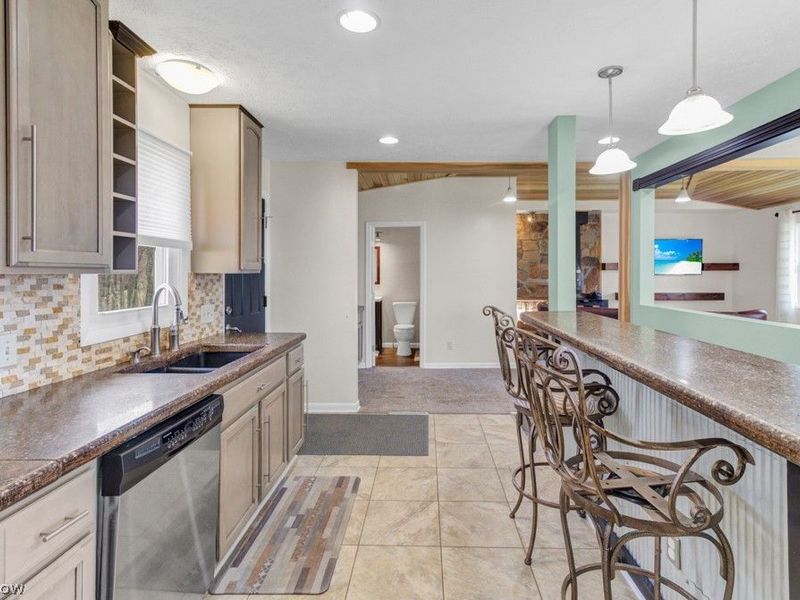 251 E Mohawk Drive , Malvern, OH 44644 Photo 12