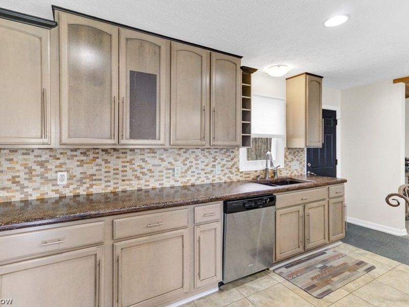 251 E Mohawk Drive , Malvern, OH 44644 Photo 8