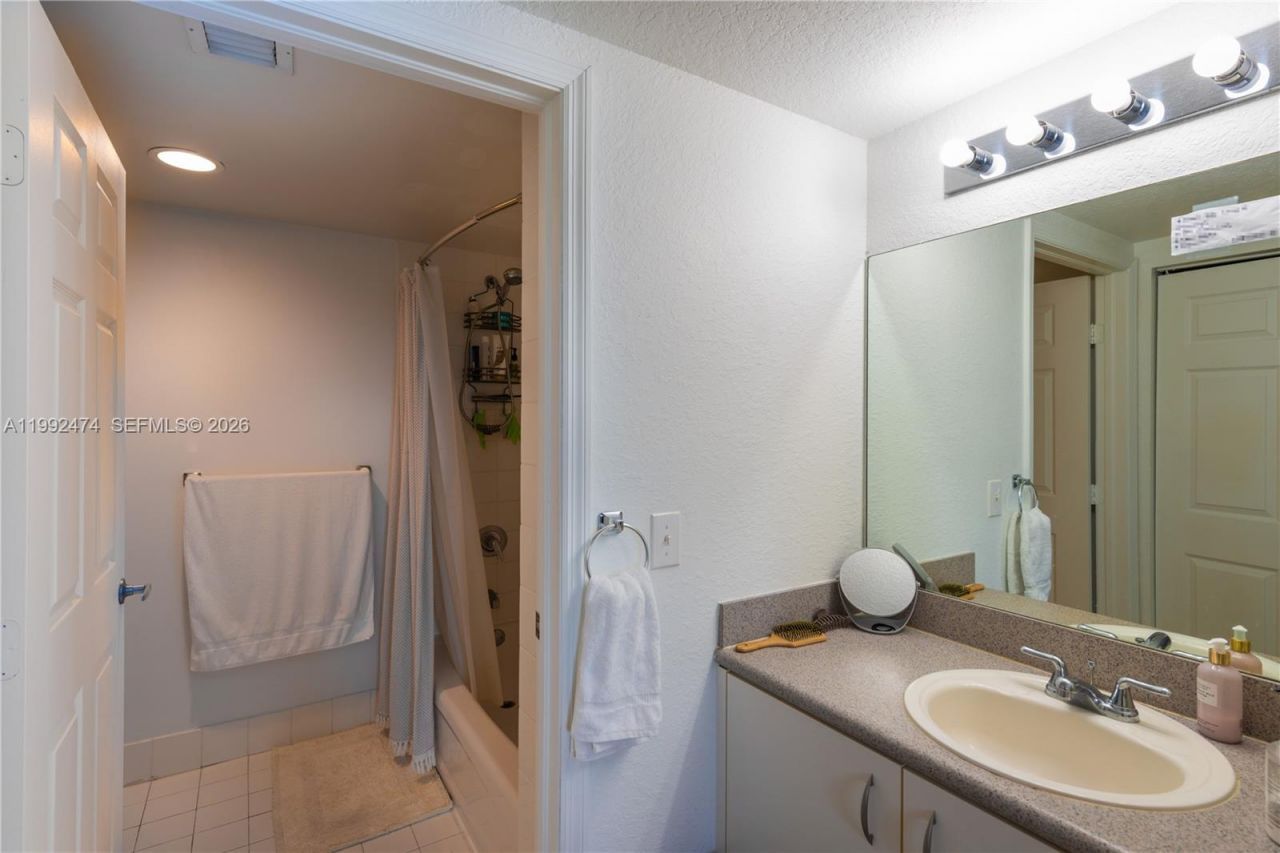 816 NW 11th St, Unit 606, Miami, FL 33136 Photo