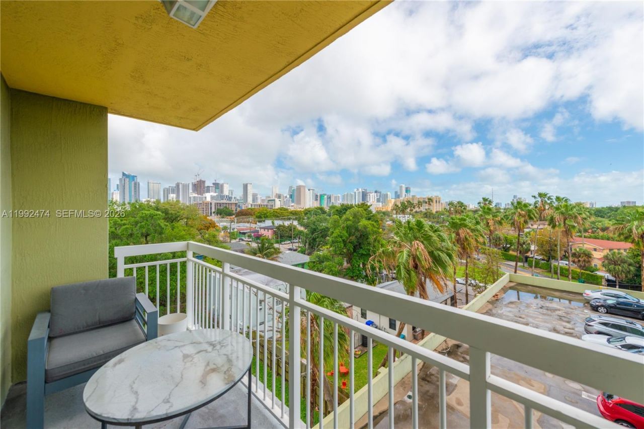 816 NW 11th St, Unit 606, Miami, FL 33136 Photo