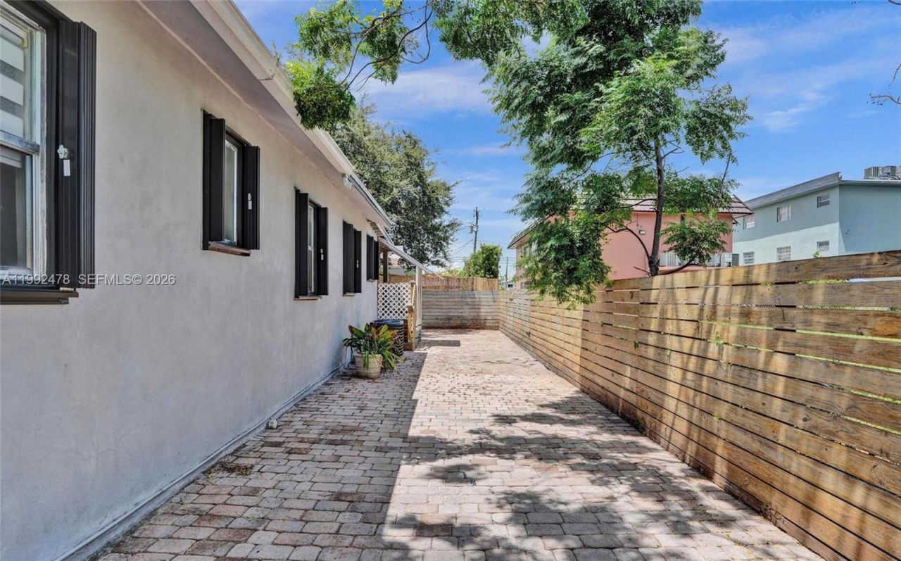 2135 SW 4th St , Miami, FL 33135 Photo