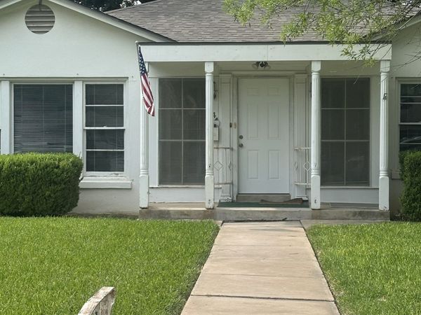 844 Laurel, Uvalde, TX 78801