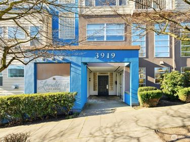 3919 Latona Avenue NE, Unit C1, Seattle, WA 98105