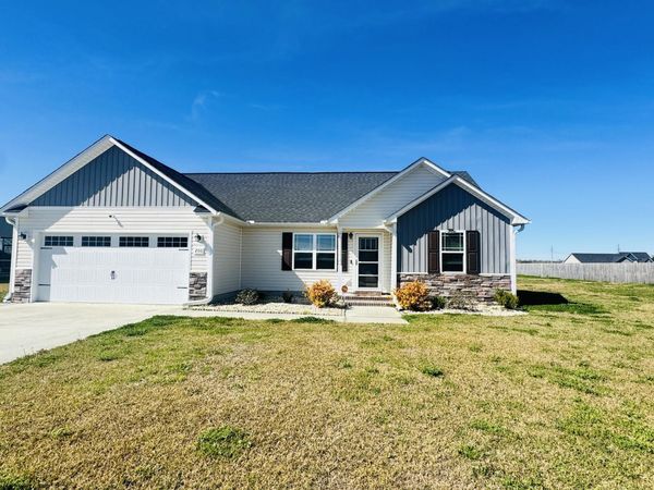 206 Trophy Ridge Drive, Richlands, NC 28574