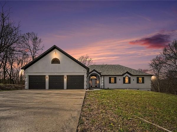 1619 E Sunrise Drive, Smithville, MO 64089
