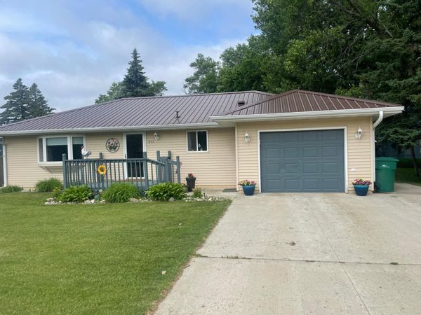 311 4th Avenue E, Abercrombie, ND 58001