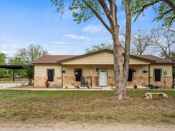 1131 E Fannin ST, Luling, TX 78648