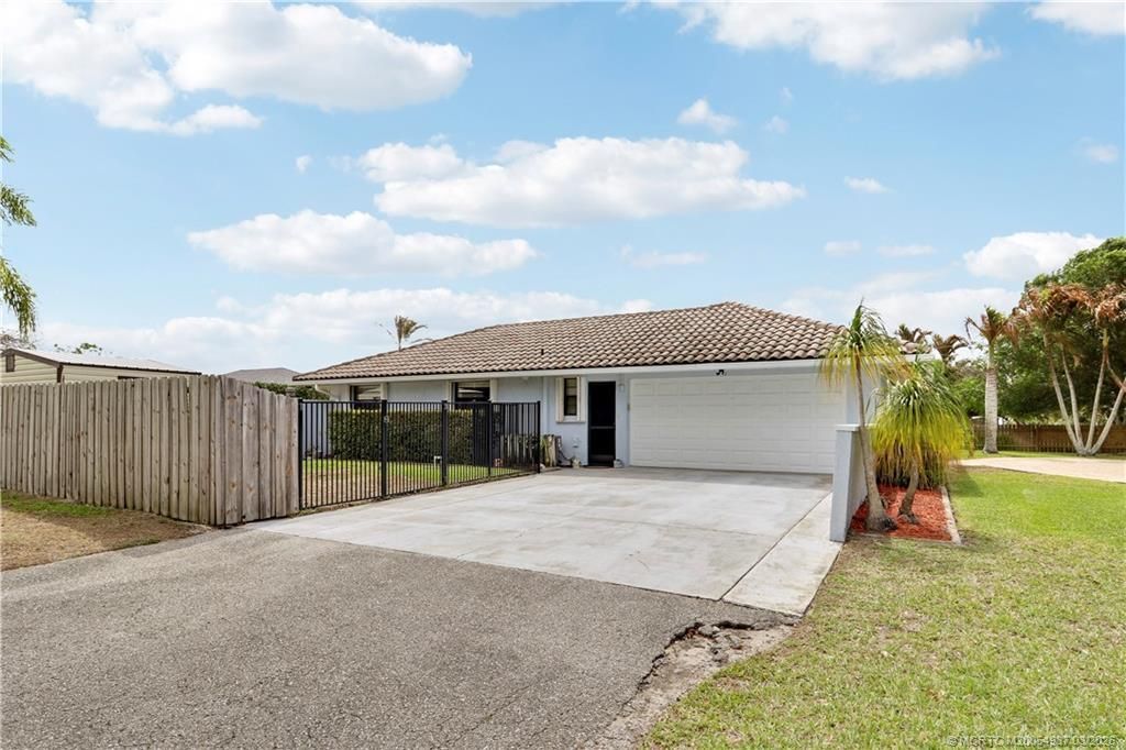 4379 SE Tall Pines Avenue, Stuart, FL 34997 Photo