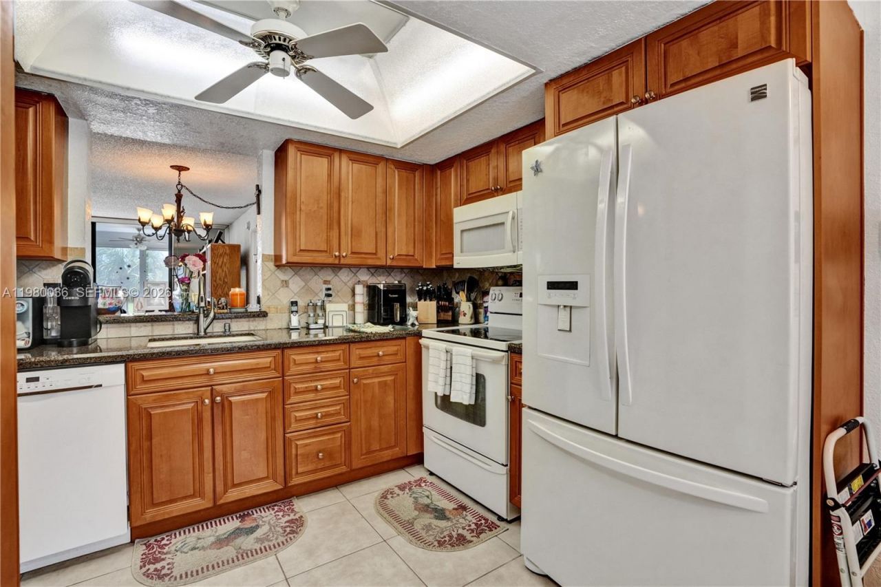 7400 NW 18th St, Unit 204, Margate, FL 33063 Photo