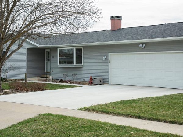 1101 9th St NW , Waverly, IA 50677