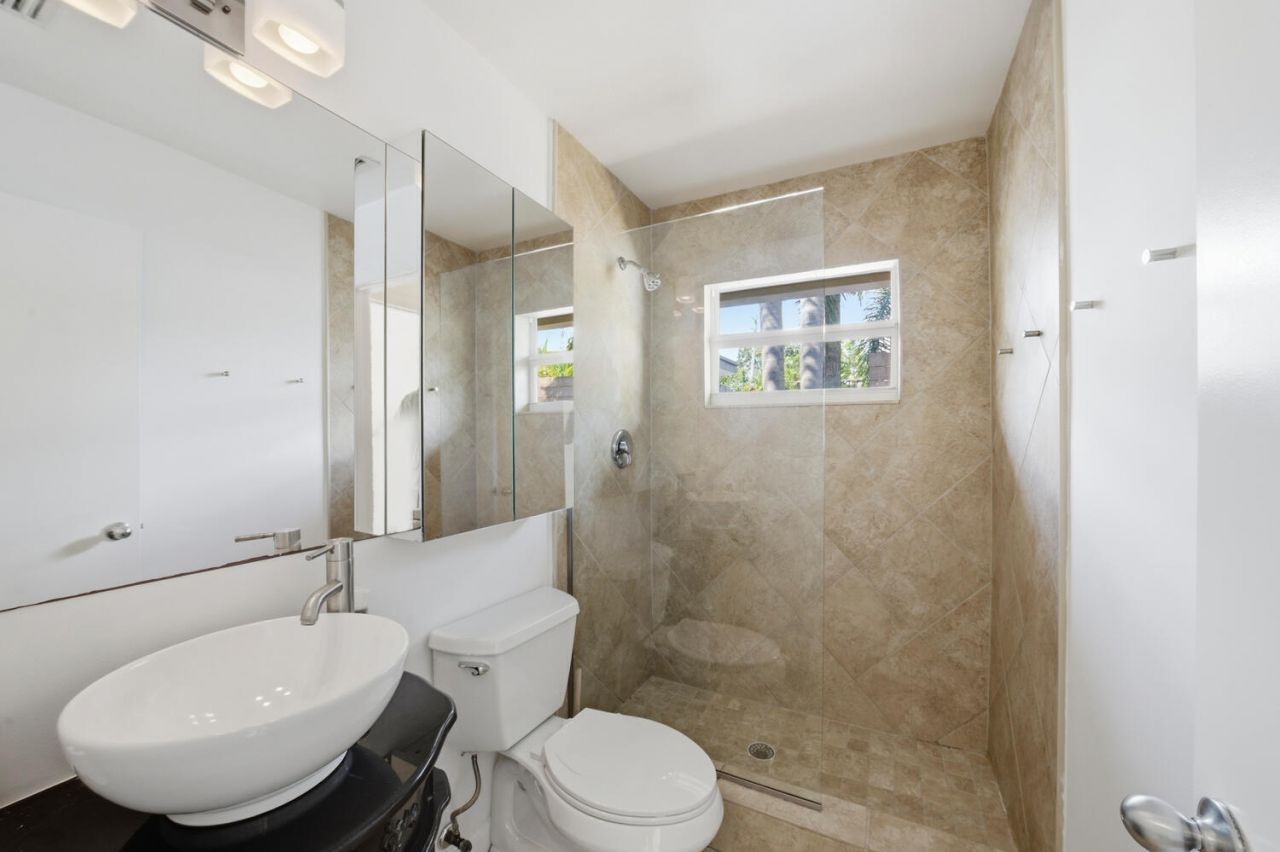 1200 NE 17th Court, Unit 1, Fort Lauderdale, FL 33305 Photo