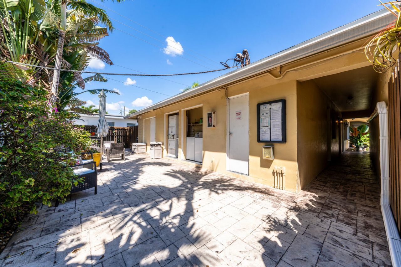 1200 NE 17th Court, Unit 1, Fort Lauderdale, FL 33305 Photo