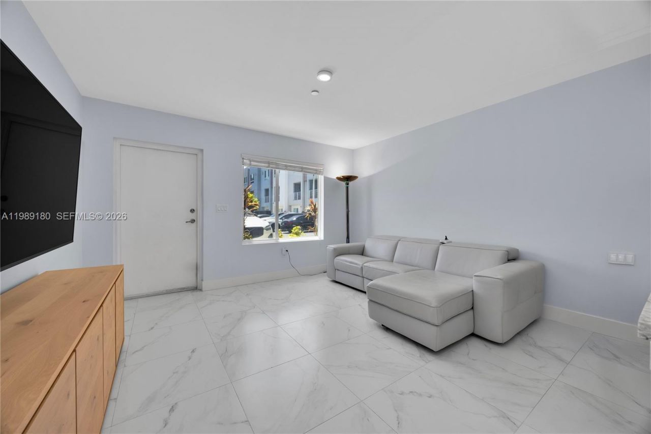 2555 NE 193rd St, Unit 2122, Miami, FL 33180 Photo